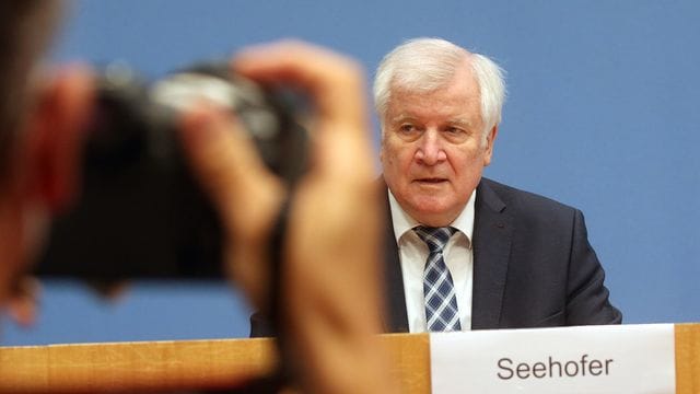 Horst Seehofer (CSU) spricht auf der Bundespressekonferenz