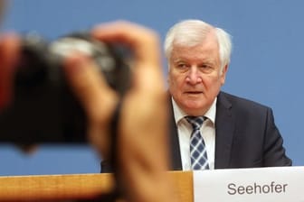 Horst Seehofer (CSU) spricht auf der Bundespressekonferenz