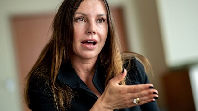 Teresa Enke, Vorsitzende der Robert-Enke-Stiftung, spricht während eines Interviews mit Journalisten.