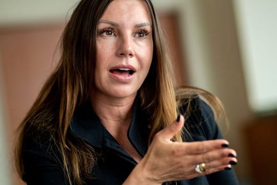 Teresa Enke, Vorsitzende der Robert-Enke-Stiftung, spricht während eines Interviews mit Journalisten.