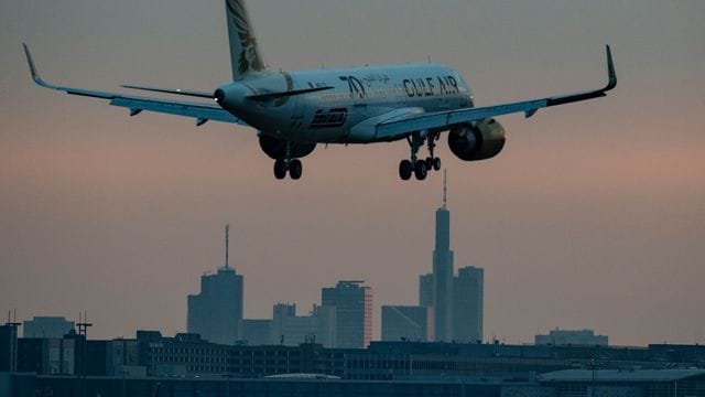 Ein Flugzeug setzt vor der Skyline von Frankfurt zur Landung an Ein Flugzeug setzt vor der Skyline von Frankfurt zur Landung an