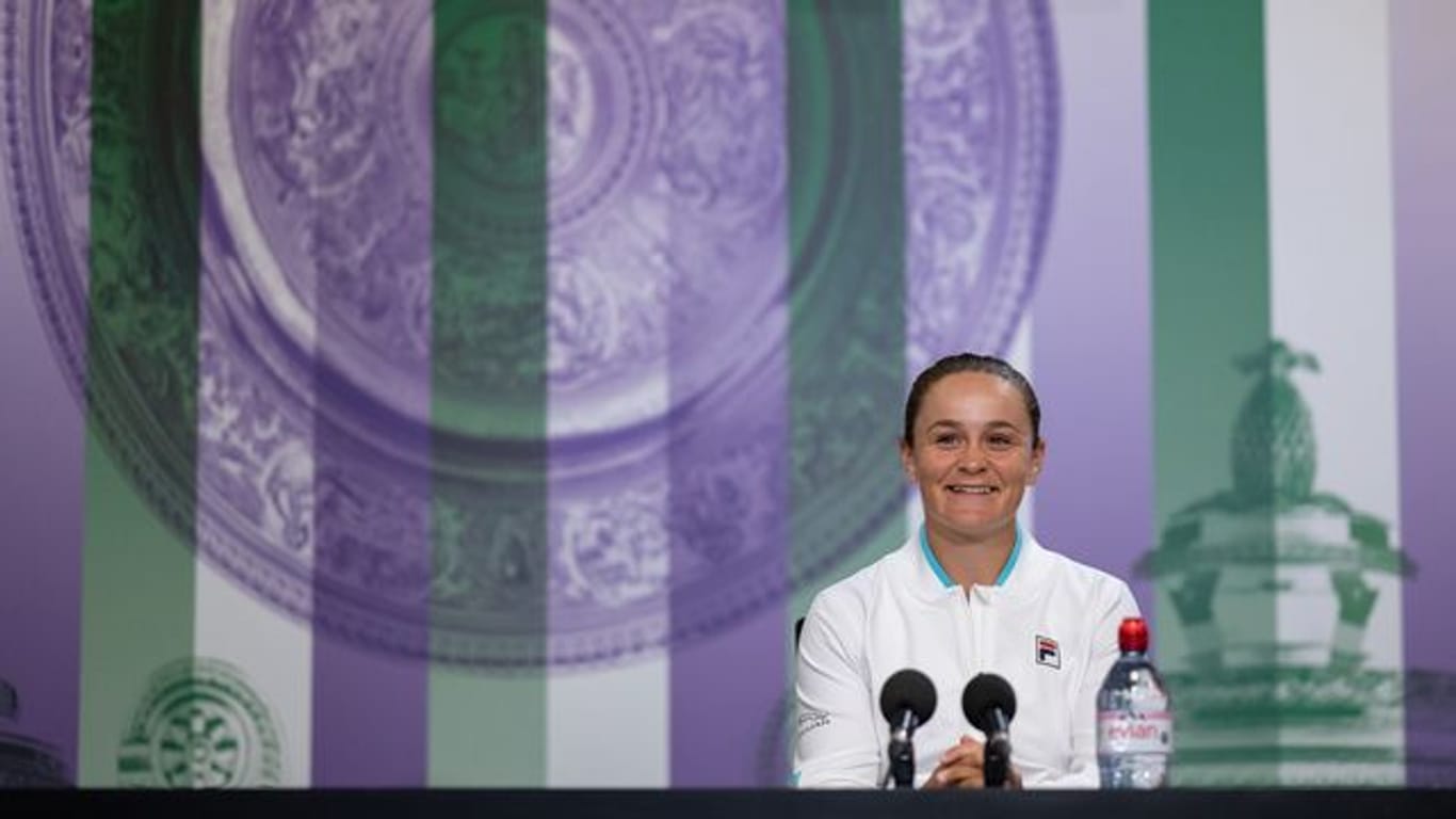 Die Australierin Ashleigh Barty spricht bei einer Pressekonferenz im "All England Lawn Tennis and Croquet Club".