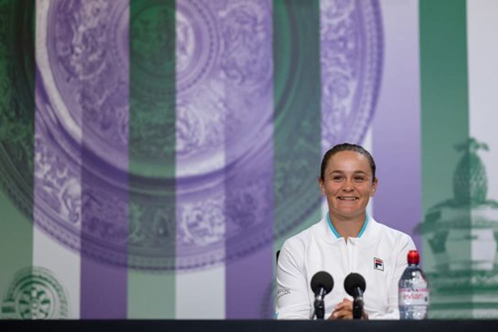 Die Australierin Ashleigh Barty spricht bei einer Pressekonferenz im "All England Lawn Tennis and Croquet Club".