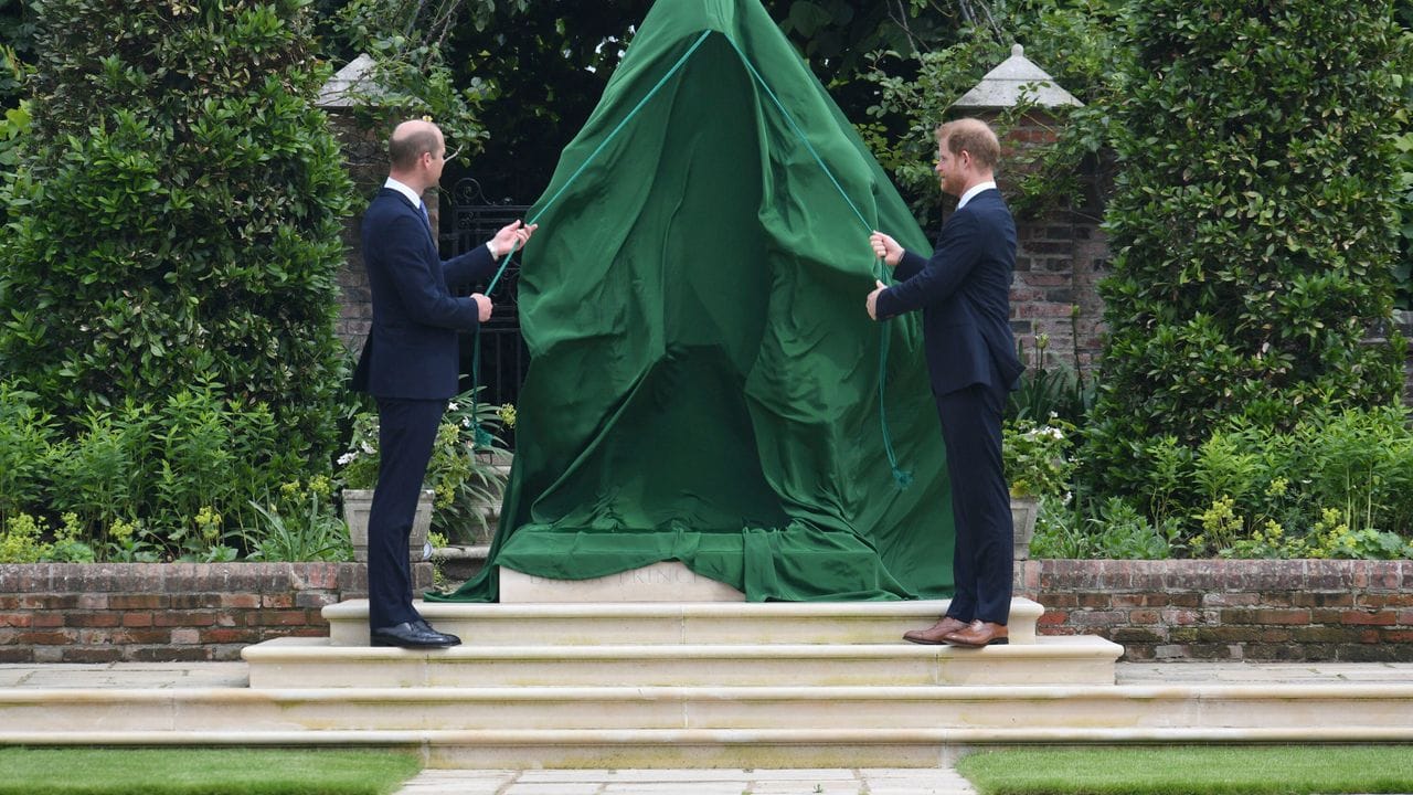 Symbol ihres Lebens und ihres Erbes - William und Harry enthüllen die Statue ihrer verstorbenen Mutter.