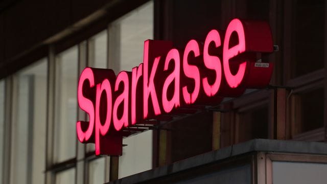 Der rote Schriftzug „Sparkasse“ ist zu sehen Der rote Schriftzug „Sparkasse“ ist zu sehen