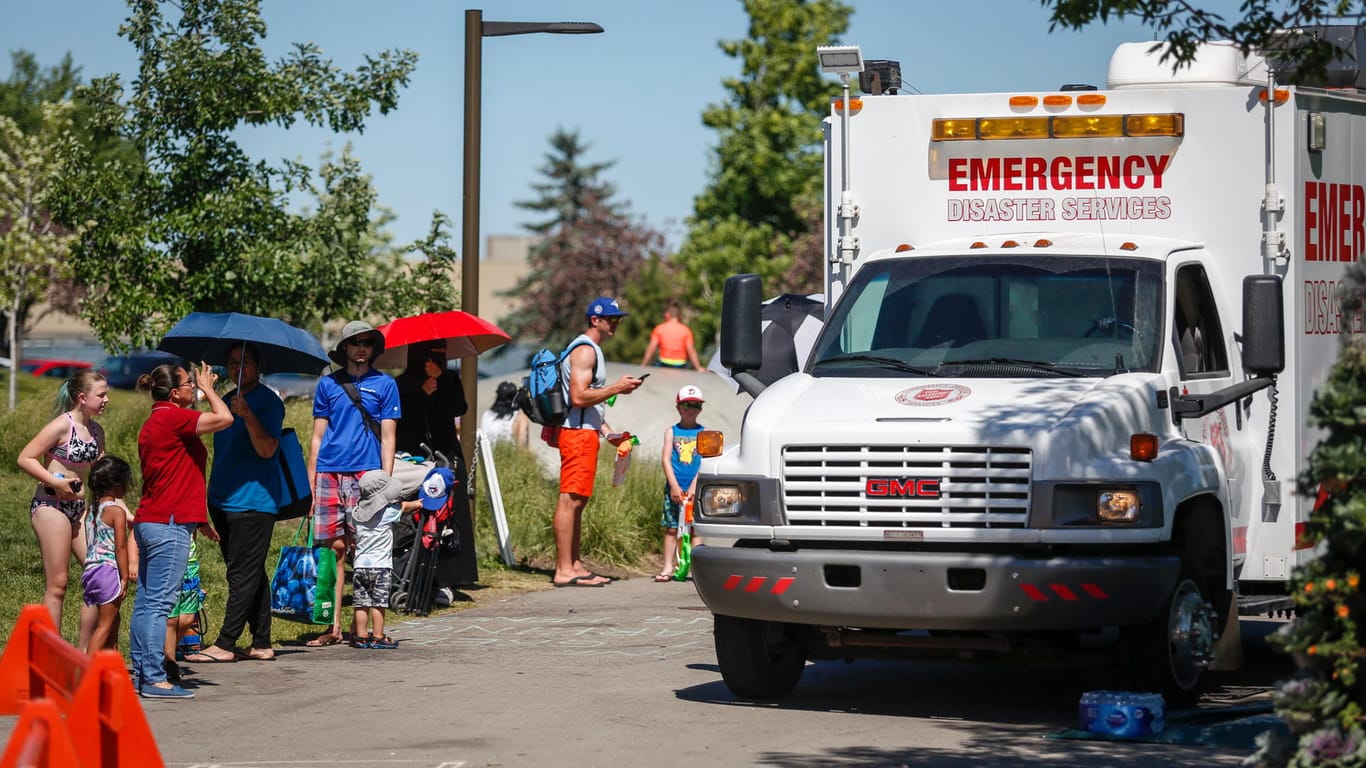 Ein Rettungswagen der Heilsarmee dient als Kühlstation: Die Menschen sind auf die extreme Hitze nicht vorbereitet.