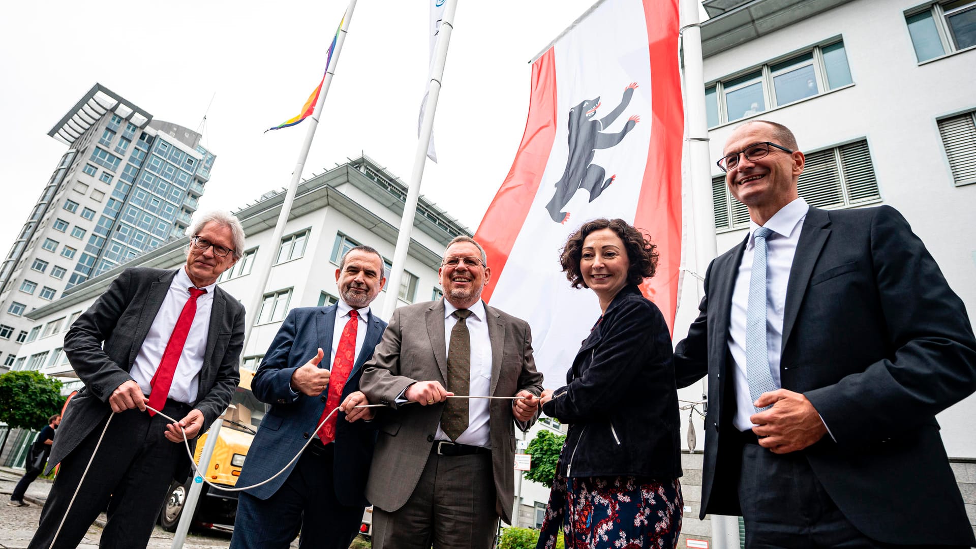 Matthias Kollatz (SPD - l-r), Senator für Finanzen, Wolfgang Neldner, Geschäftsführer Berlin Energie, Thomas Schäfer, Geschäftsführer des Stromnetz Berlin, Ramona Pop (Bündnis 90/ Die Grünen), Senatorin für Wirtschaft, Energie und Betriebe, und Erik Landeck, Geschäftsführung des Stromnetzes Berlin: Das Stromnetz Berlin geht zurück in das Eigentum des Landes.