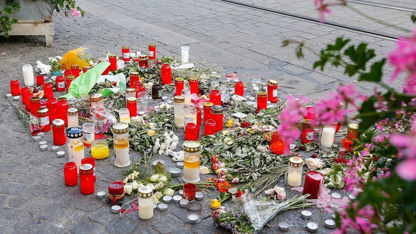Gedenken an die Opfer in Würzburg: Der spätere Täter wurde kurz vor der Tat nach einem Tag in der Psychiatrie wieder entlassen.