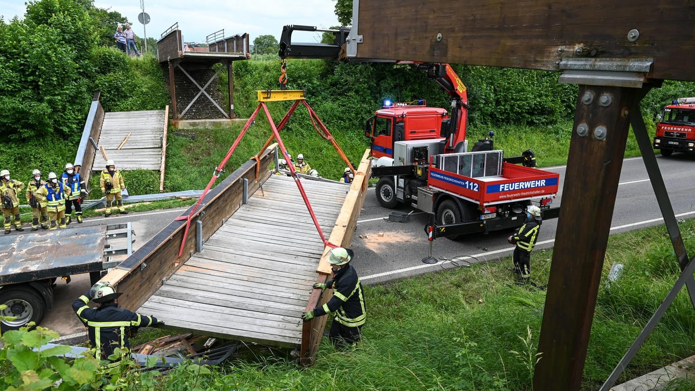 Unfall bei Meckenbeuren: Die Feuerwehr beseitigt die zerstörte Brücke.
