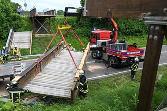 Unfall bei Meckenbeuren: Die Feuerwehr beseitigt die zerstörte Brücke.
