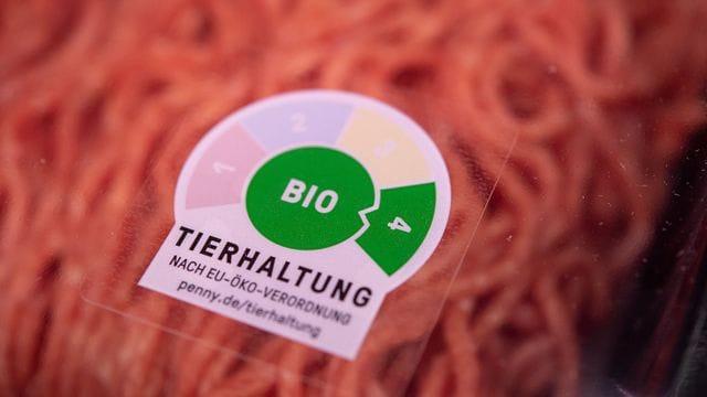 Fleisch mit der Haltungsformstufe 4 nimmt im Lebensmittelhandel bisher nur einen geringen Teil des Fleischangebots ein.