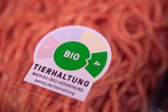 Fleisch mit der Haltungsformstufe 4 nimmt im Lebensmittelhandel bisher nur einen geringen Teil des Fleischangebots ein.