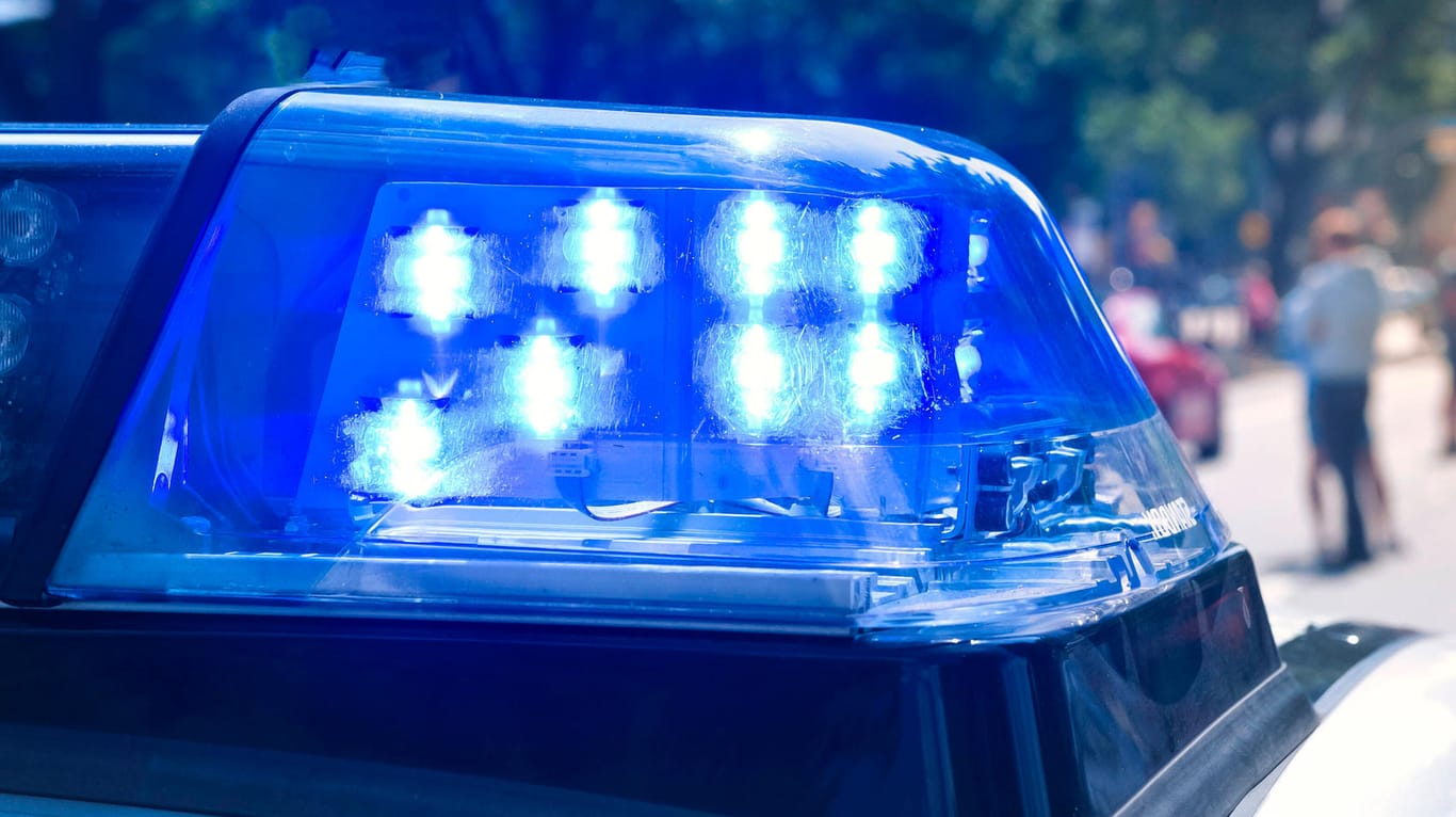 Das Blaulicht auf einem Polizeifahrzeug leuchtet (Symbolbild): Nach einer Öffentlichkeitsfahndung hat sich ein Mann der Polizei in Berlin gestellt.