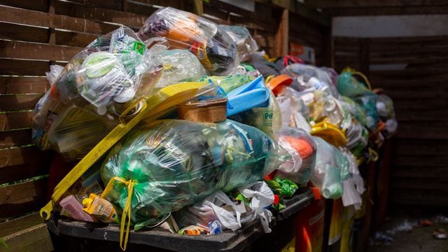 Plastikmüll quillt aus Müllcontainern Plastikmüll quillt aus Müllcontainern