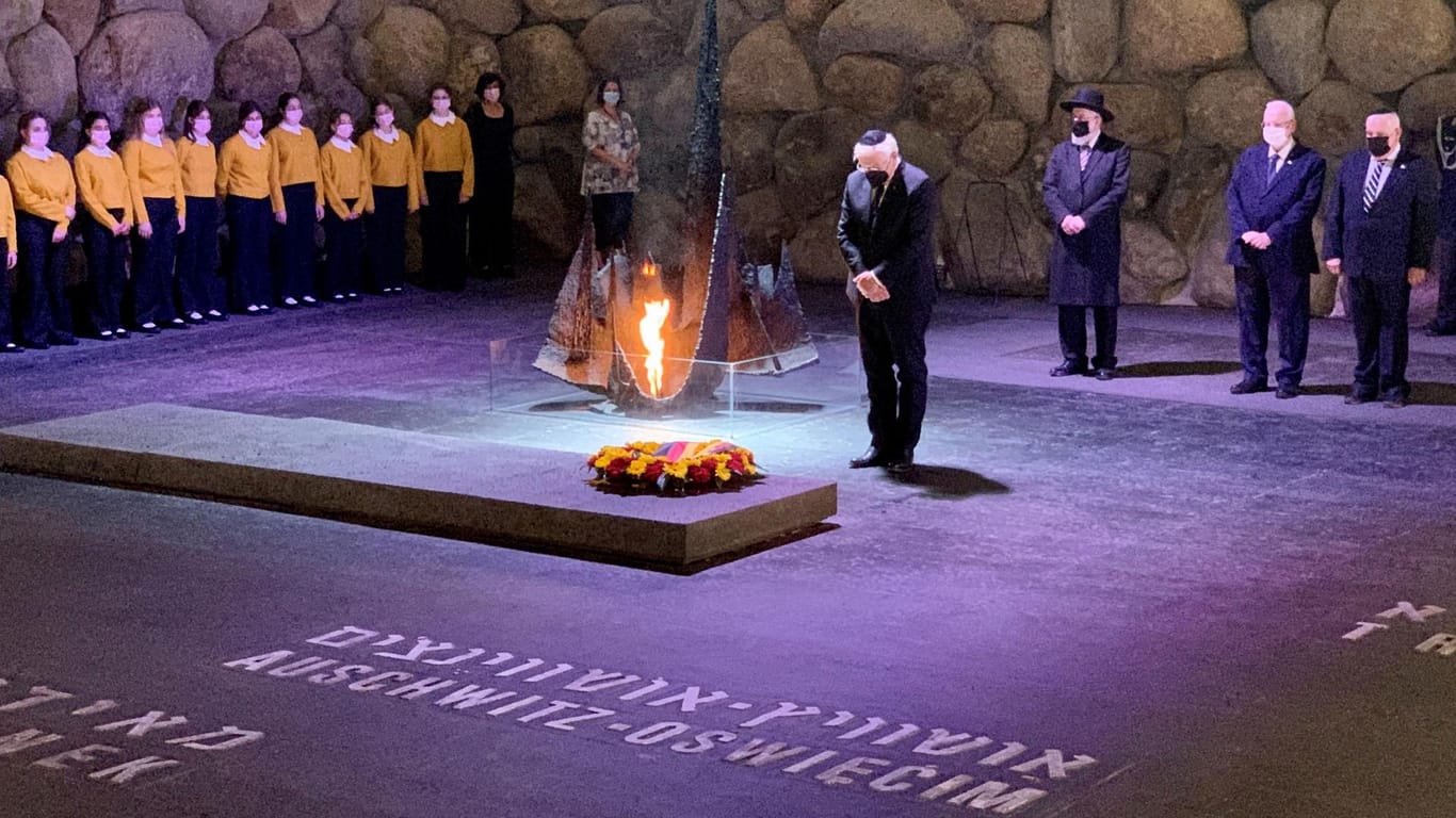 Frank-Walter Steinmeier gedenkt in Yad Vashem der Holocaust-Opfer.