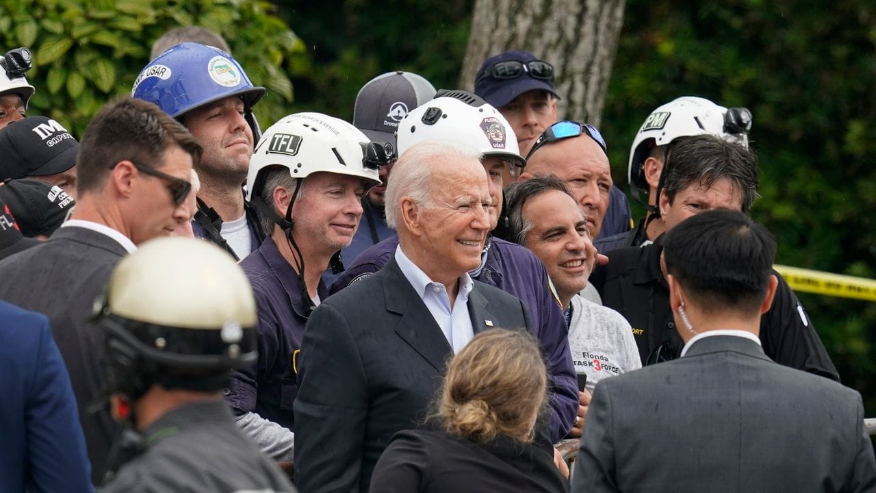 US-Präsident Biden bedankte sich bei den Such- und Rettungskräften.