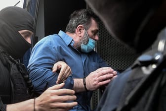 Das führende Mitglied der Goldenen Morgenröte, Ioannis Lagos, wird aus Belgien ausgeliefert (Archivbild): Nun ist auch der Vize-Chef der rechtsextremen Partei verhaftet worden.