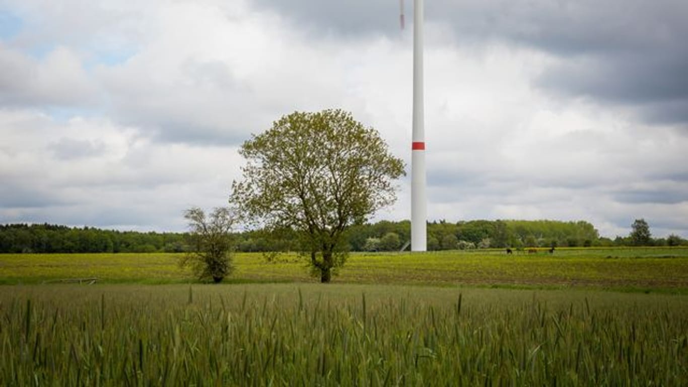 Eine Windkraftanlage steht in einer Landschaft