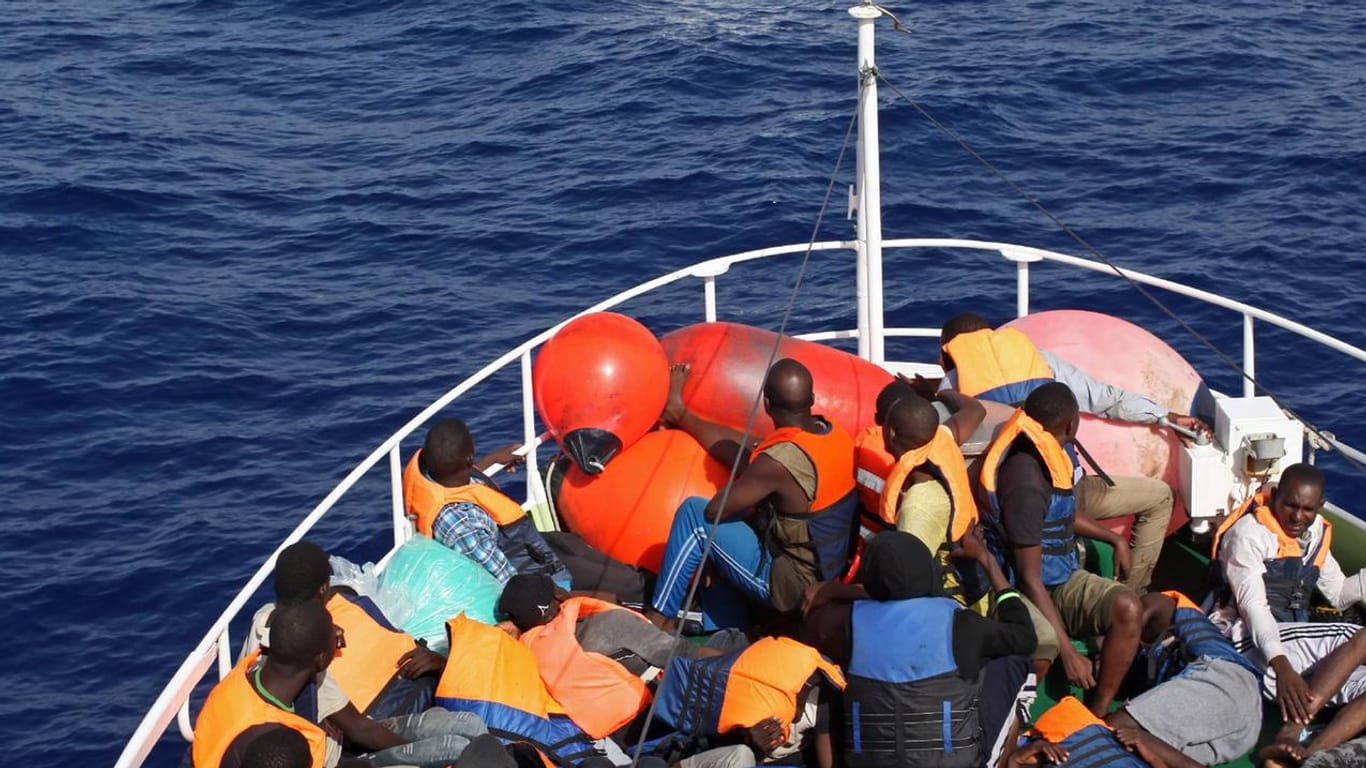 Seenotrettung von Bootsflüchtlingen vor der libyschen Küste (Archivbild): Laut Sea Watch hat es einen Angriff gegeben.