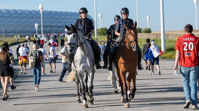 Polizeibeamte der Reiterstaffel patroullieren vor dem EM-Stadion in München.