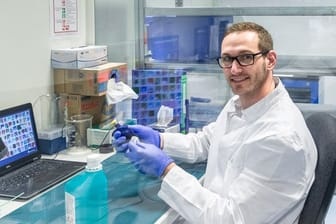 Chris Fischer ist als Servicetechniker dafür verantwortlich, dass der Nächste, der diese Pipette etwa im Labor nutzt, verlässliche Ergebnisse erhält.