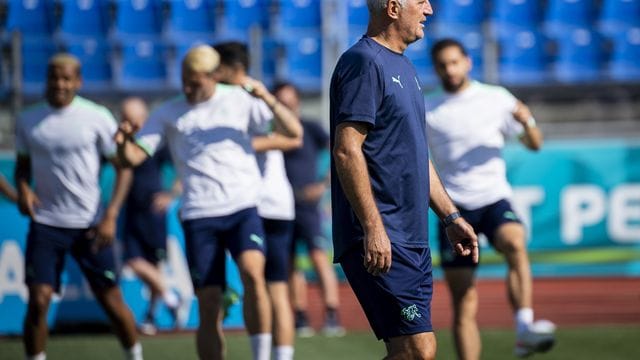 Trainer Vladimir Petkovic (vorn, M) hofft mit der Schweiz im Viertelfinale gegen Frankreich auf eine weitere EM-Überraschung.