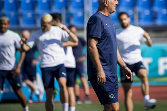 Trainer Vladimir Petkovic (vorn, M) hofft mit der Schweiz im Viertelfinale gegen Frankreich auf eine weitere EM-Überraschung.