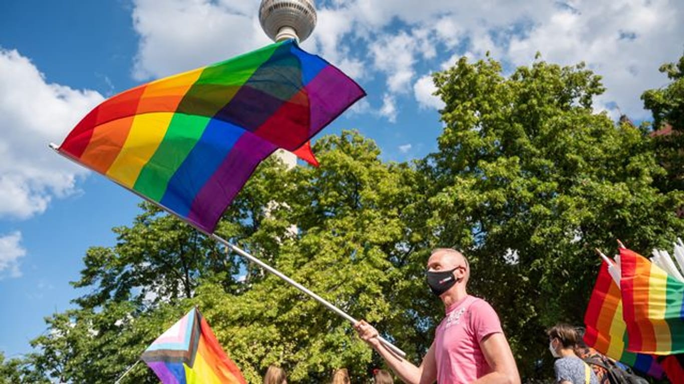 Teilnehmer der "CSD Berlin Pride" gehen als Sterndemo durch Berlin in Richtung Alexanderplatz (Archivbild): Tausende protestieren für die Rechte von Lesben, Schwulen, Bisexuellen, Transgender, Intersexuellen und queeren Menschen.
