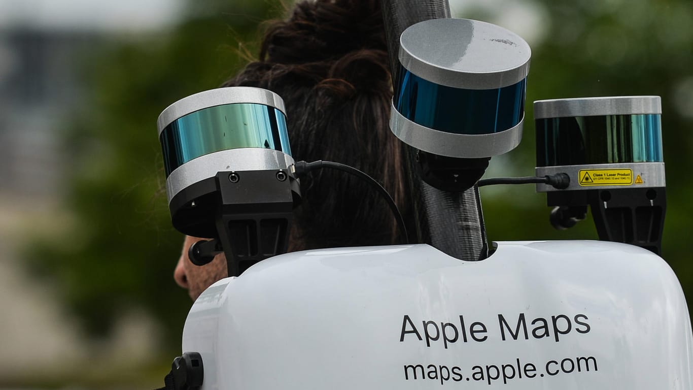 Ein Apple-Mitarbeiter trägt Kamerarucksack: Jetzt sollen sie auch in Deutschland starten