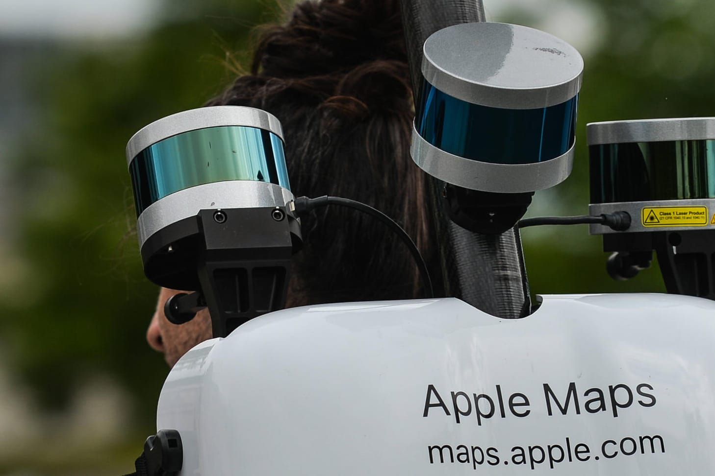 Ein Apple-Mitarbeiter trägt Kamerarucksack: Jetzt sollen sie auch in Deutschland starten