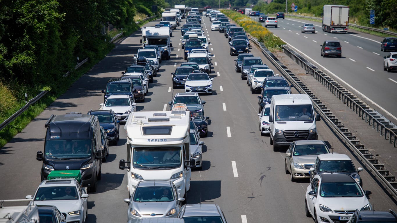Autos stehen in einem Stau auf der Autobahn (Symbolbild): Mehr als 100.000 Fahrzeuge passieren täglich die Strecke, auf der nun die Bauarbeiten starten.