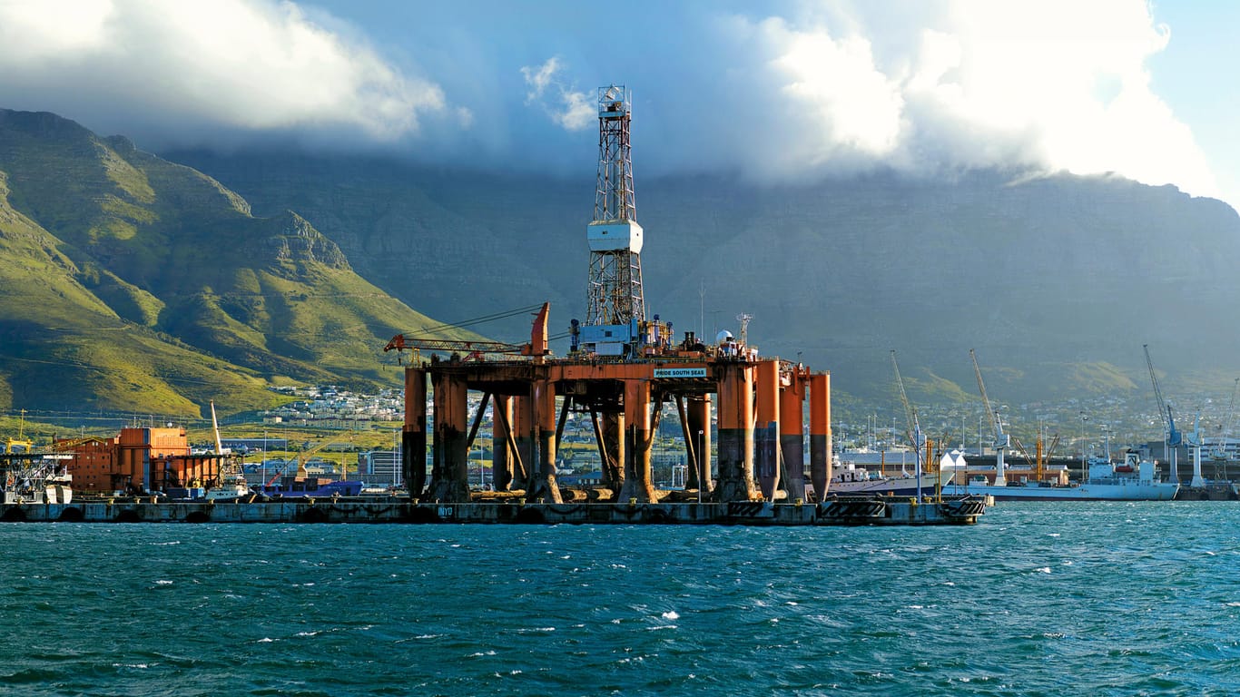 Eine Öl-Plattform (Symbolbild): Die Ölpreise geben nach dem Erreichen von mehrjährigen Höchstständen wieder nach.