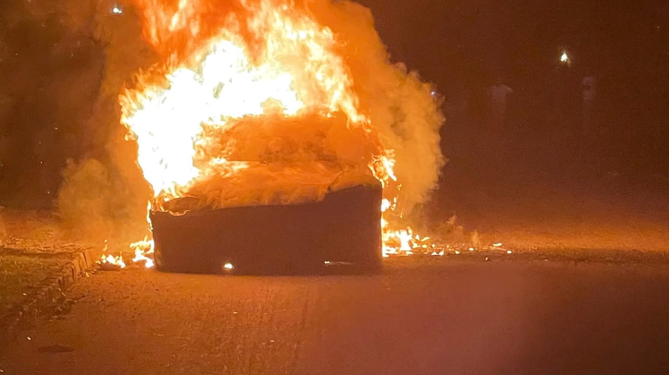 Neues Tesla-Modell in Flammen: Der Wagen soll direkt nach dem Anrollen Feuer gefangen haben.