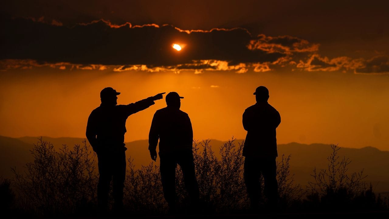 Drei Feuerwehrmänner bei der Überwachung des Lava Feuers in Kalifornien.