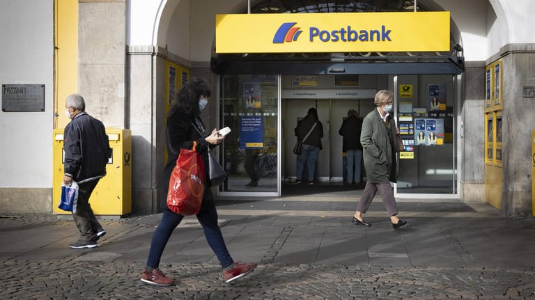 Postbank Filiale in Bonn, den 03.11.2020. Bonn Postbank: Hier eine Filiale des Geldhauses in Bonn – wissen die Kunden bereits von den neuen Strafzinsen?*** Postbank branch in Bonn, den 03 11 2020 Bonn Germany Cop