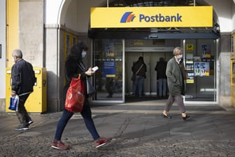 Postbank Filiale in Bonn, den 03.11.2020. Bonn Postbank: Hier eine Filiale des Geldhauses in Bonn – wissen die Kunden bereits von den neuen Strafzinsen?*** Postbank branch in Bonn, den 03 11 2020 Bonn Germany Cop