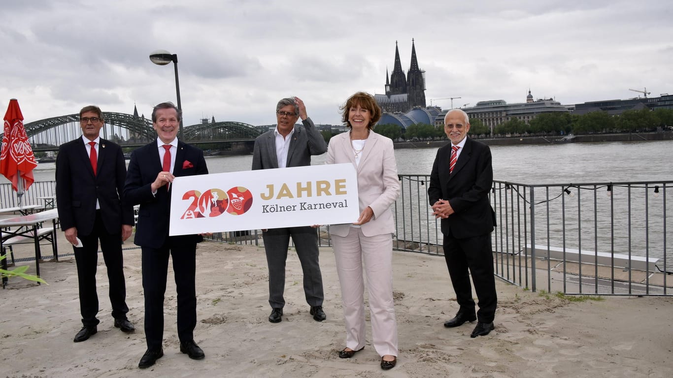 Thomas Andersson, Christoph Kuckelkorn, Heinz-Günther Hunold, Henriette Reker und Joachim E. Zöller (von links nach rechts): Der Kölner Karneval feiert 2023 200 Jahre.