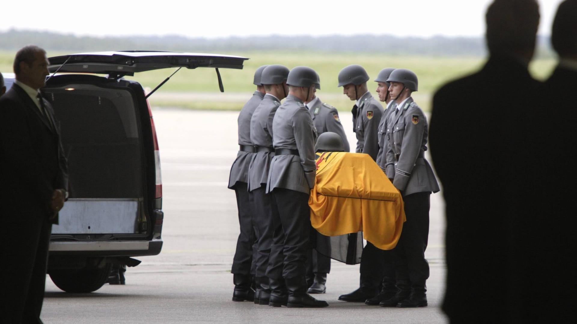 Soldaten tragen einen Sarg (Archivfoto von 2007): Trauerfeier für drei bei einem Anschlag im nordafghanischen Kunduz getötete Soldaten.