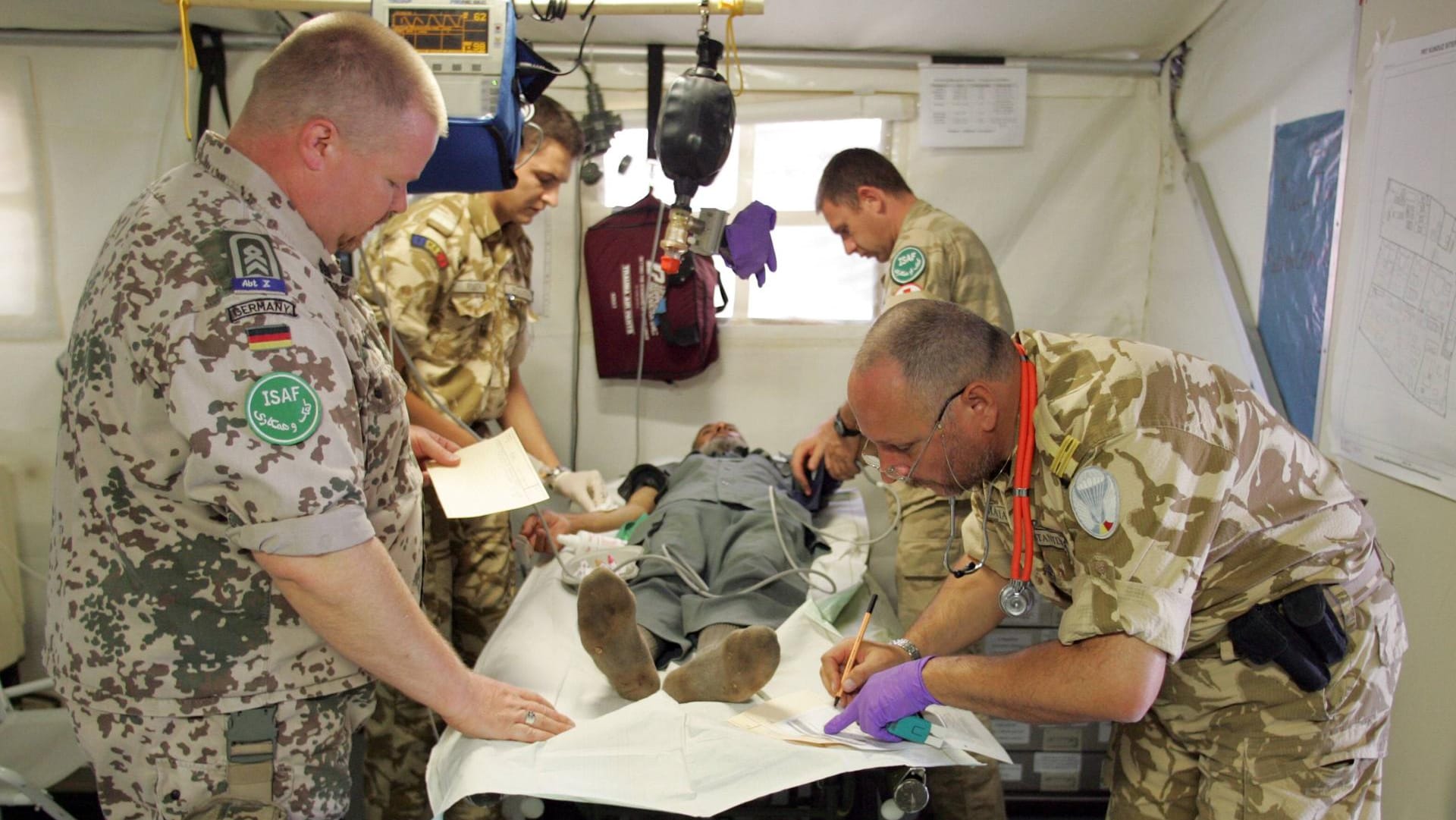 Soldaten in Kunduz versorgen einen Afghanen im Lazarett des Militärlagers (Archivfoto von 2005): Für die afghanische Bevölkerung gab es einmal in der Woche eine Sprechstunde.