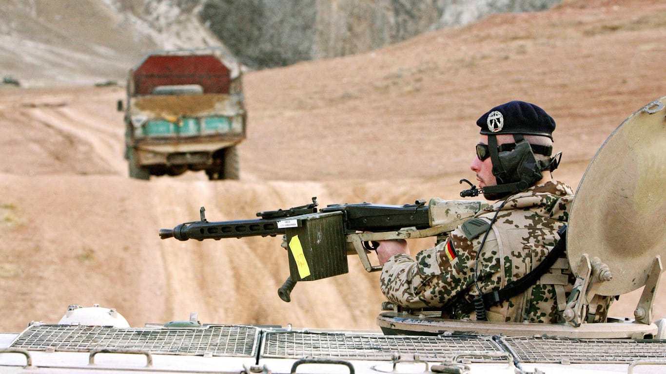 Bundeswehr-Patrouillenfahrt (Archivfoto von 2007): Die Gefahrenlage in Afghanistan ist unübersichtlich.