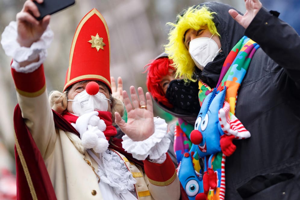 Karnevalisten machen Selfies (Archivbild): In Köln gab es im Jahr 2021 einen außerordentlichen Karneval unter Corona-Restriktionen.