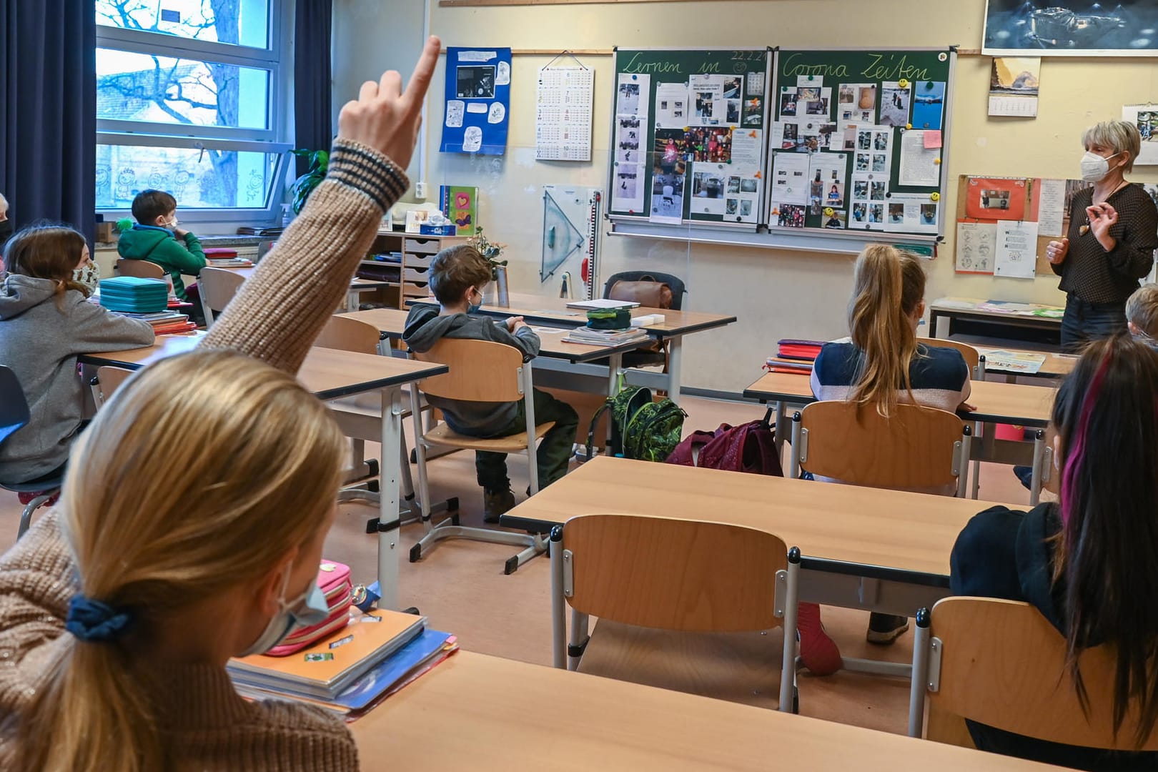 Unterricht: Auch nach den Sommerferien raten die Mediziner weiterhin zu Maske, Lüften und reduzierter Klassenstärke.