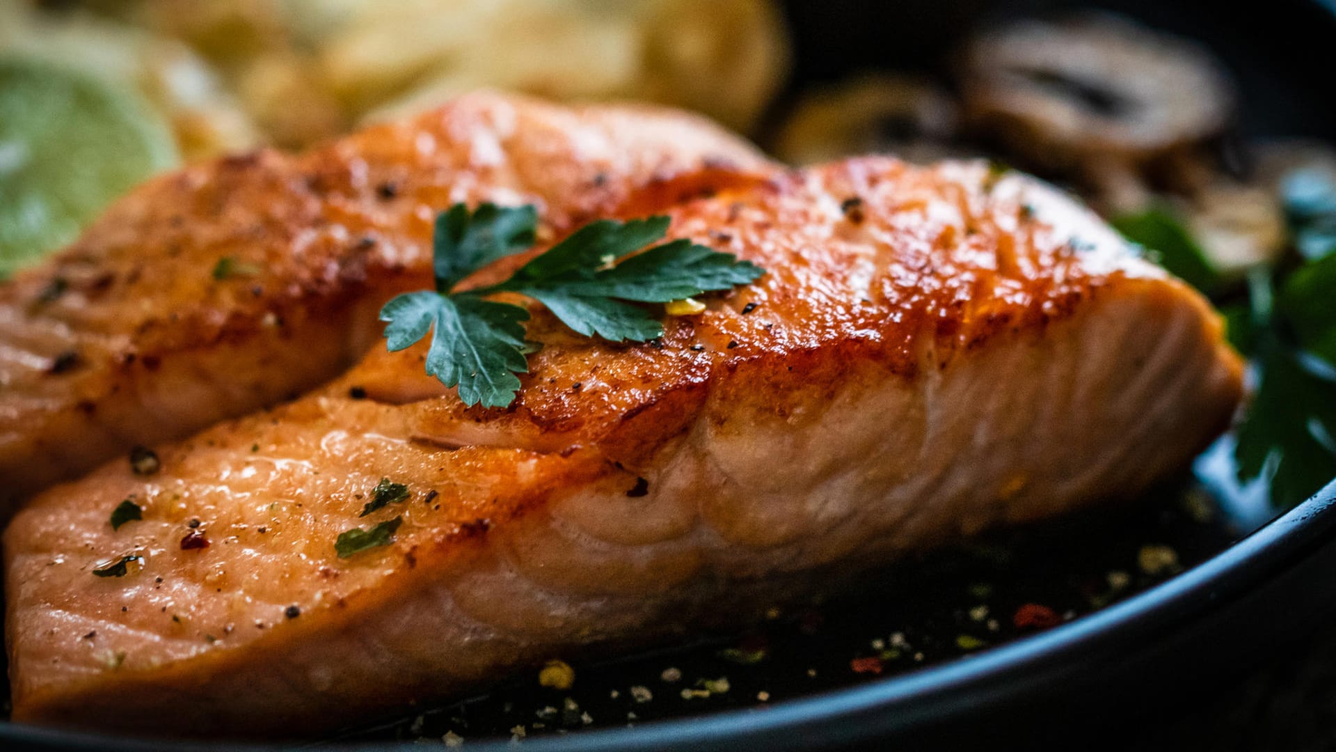 Gebratenes Lachssteak: Außen sollte der Lachs schön knusprig sein.