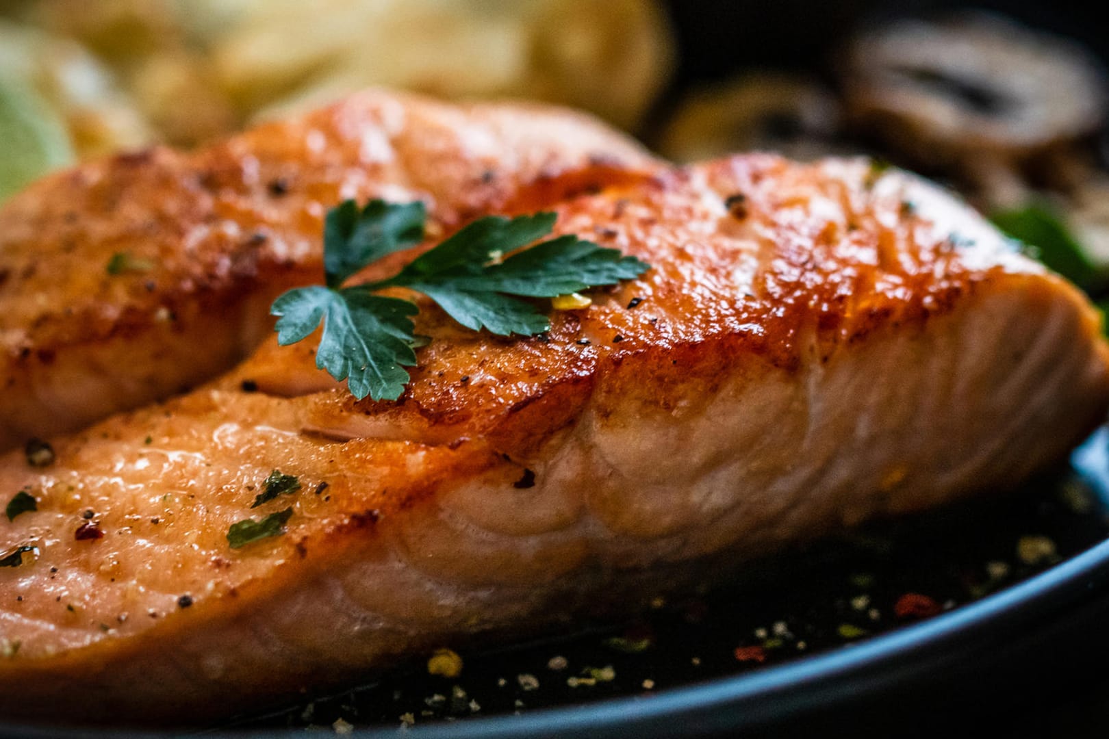 Gebratenes Lachssteak: Außen sollte der Lachs schön knusprig sein.