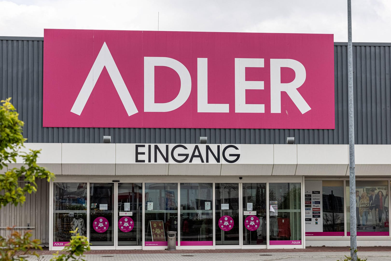 Eine Adler-Filiale (Symbolbild): Der Modehändler muss wegen seiner Insolvenz zahlreich Stellen streichen.