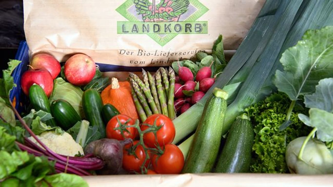 Eine mit Obst, Gemüse und Kräutern gefüllte Kiste des Bio-Lieferservice "Landkorb".