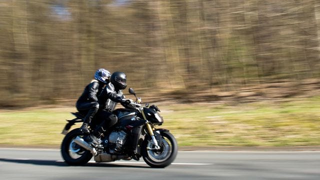 Düsen im Doppelpack: Nicht nur das Fahren mit noch mehr Umsicht und Vorausschau, sondern bereits der richtige Aufstieg eines Motorrad-Duos ist wichtig. Düsen im Doppelpack: Nicht nur das Fahren mit noch mehr Umsicht und Vorausschau, sondern bereits der richtige Aufstieg eines Motorrad-Duos ist wichtig.