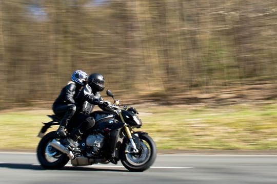 Düsen im Doppelpack: Nicht nur das Fahren mit noch mehr Umsicht und Vorausschau, sondern bereits der richtige Aufstieg eines Motorrad-Duos ist wichtig.