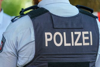 Ein Beamter der Polizei mit Schusssicherer Weste: Der mustmaßlicher Täter von Bodman-Ludwigshafen wurde festgenommen.