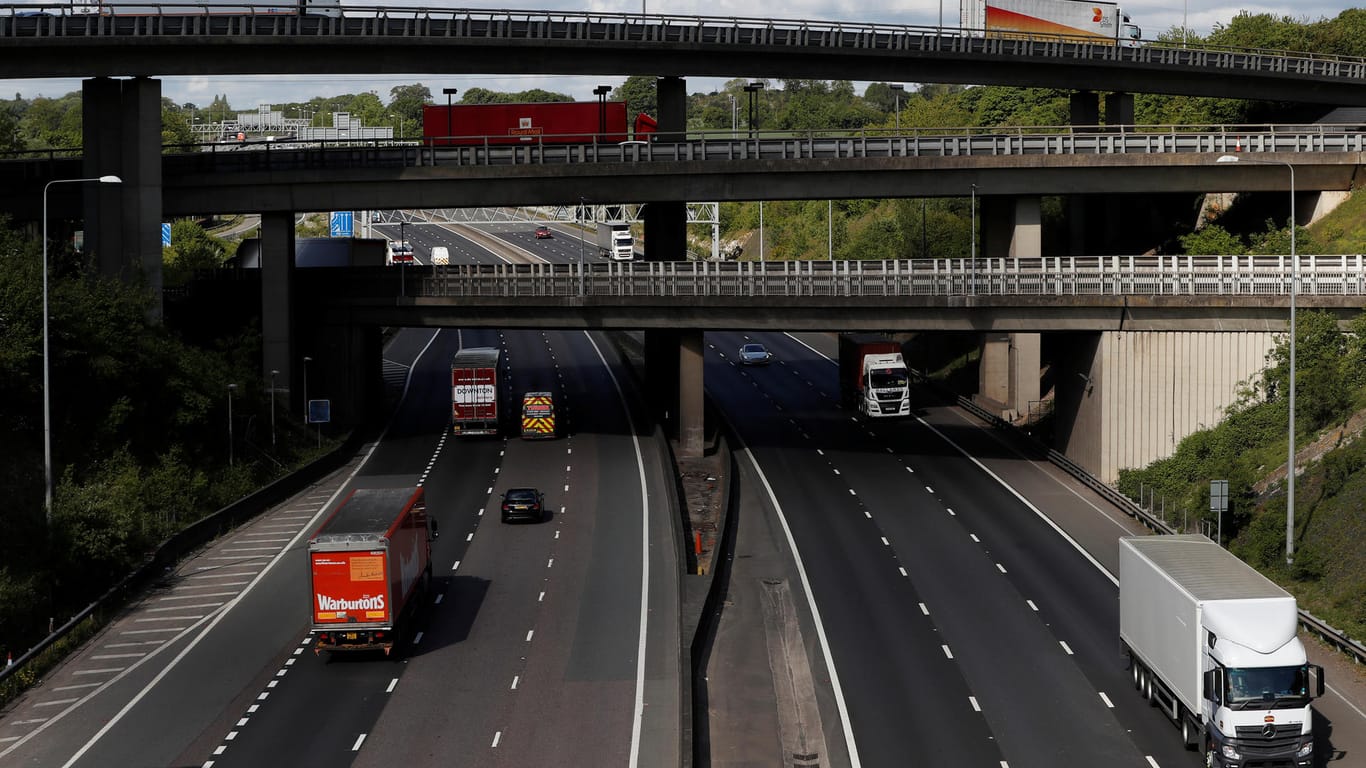Die M25 nahe London: Auf der Straße wurde ein Lastwagen angehalten, auf dessen Ladefläche sich Menschen versteckten.